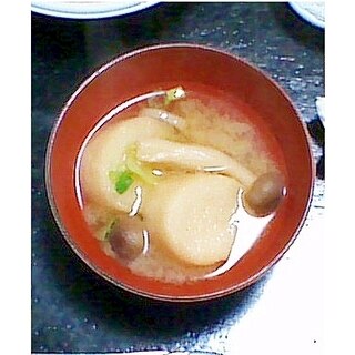 お麩・しめじ・ねぎの味噌汁